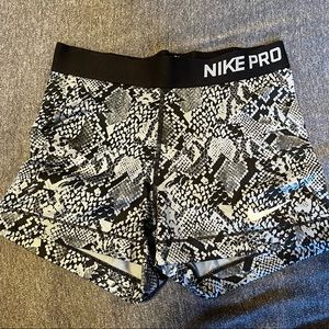 Snakeskin print Nike Pros
